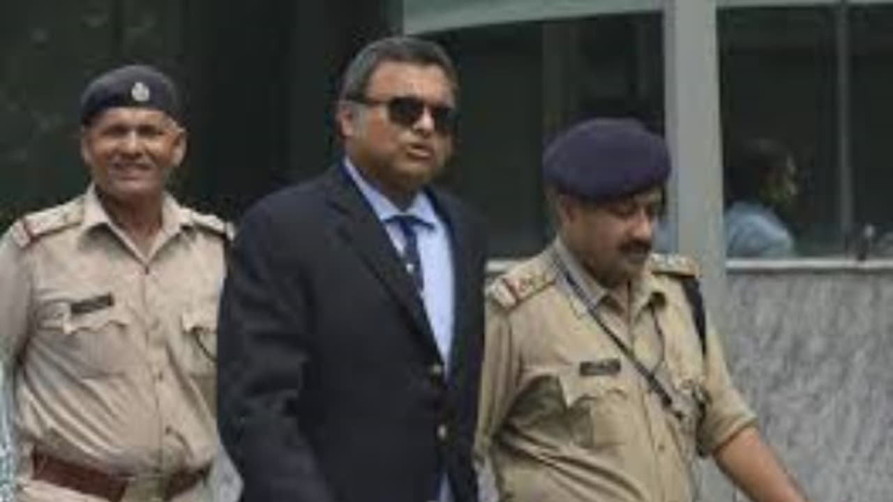 கார்த்தி சிதம்பரத்தின் மீதான குற்றச்சாட்டு உண்மையா ? விமான நிலையத்தில் மடக்கிப் பிடித்து கைது செய்த சிபிஐ !! கார்த்தி சிதம்பரத்தின் மீதான குற்றச்சாட்டு உண்மையா ? விமான நிலையத்தில் மடக்கிப் பிடித்து கைது செய்த சிபிஐ !!