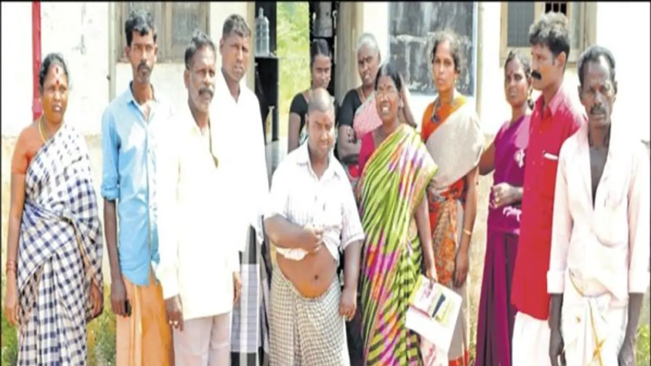 மின் வாரிய அலுவலகத்தை குடும்பத்தோடு முற்றுகையிட்டு மாற்றுத்திறனாளி போராட்டம்... மின் வாரிய அலுவலகத்தை குடும்பத்தோடு முற்றுகையிட்டு மாற்றுத்திறனாளி போராட்டம்...