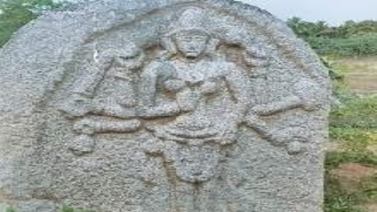 அழகிய முகம், எட்டு கரங்களில் அபாயகரமான ஆயுதங்களுடன் சோழர் காலத்து கொற்றவை சிலை கண்டெடுப்பு... அழகிய முகம், எட்டு கரங்களில் அபாயகரமான ஆயுதங்களுடன் சோழர் காலத்து கொற்றவை சிலை கண்டெடுப்பு...