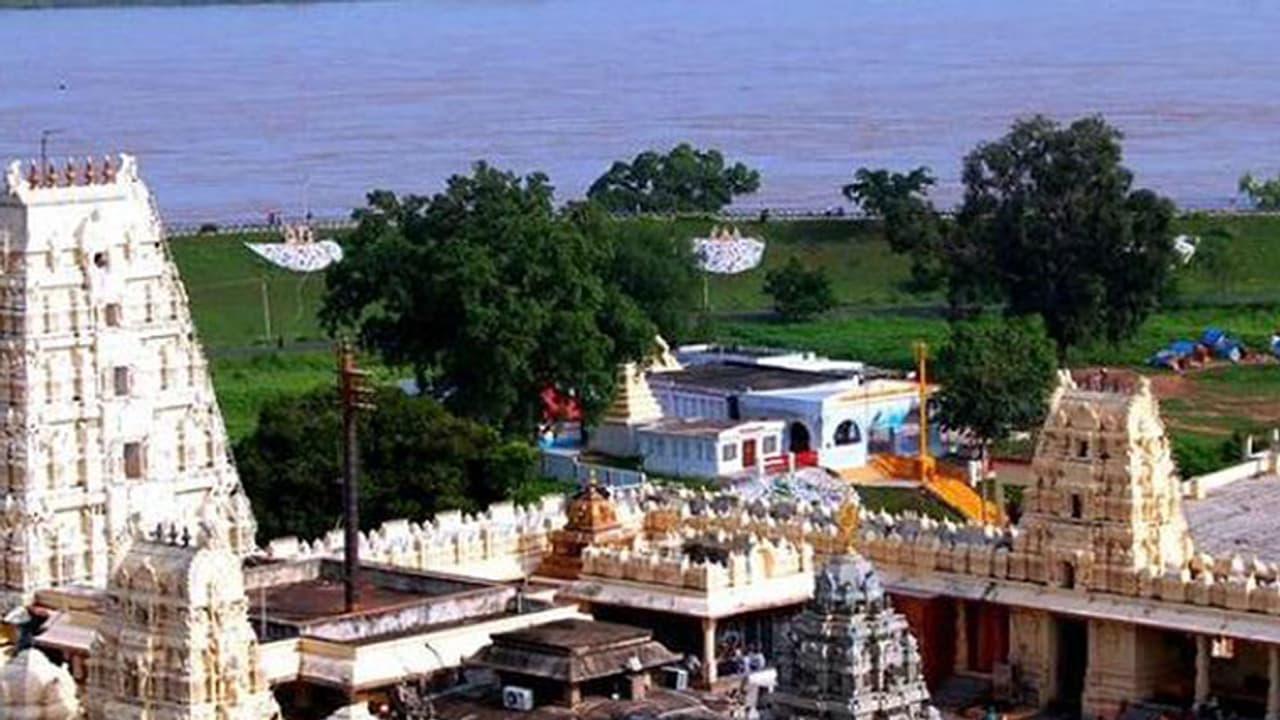 భద్రాచలంలో బూజు పట్టిన లడ్డూలు.. నలుగురిపై చర్యలు.. మెమోలు జారీ చేసిన ఈవో.. 