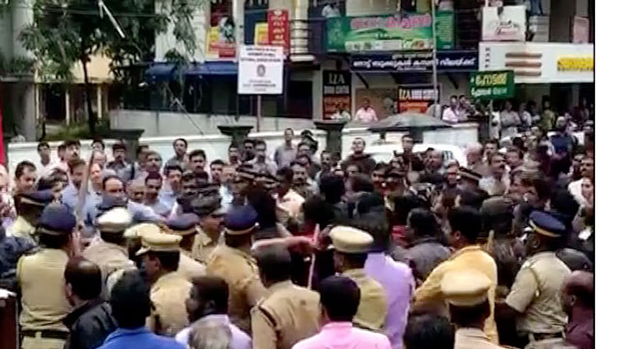 സിന്തൈറ്റില് സമരം തുടരുന്നു, ജോലിക്കെത്തിയവരെ സമരാനുകൂലികള് തടഞ്ഞു സിന്തൈറ്റില് സമരം തുടരുന്നു, ജോലിക്കെത്തിയവരെ സമരാനുകൂലികള് തടഞ്ഞു