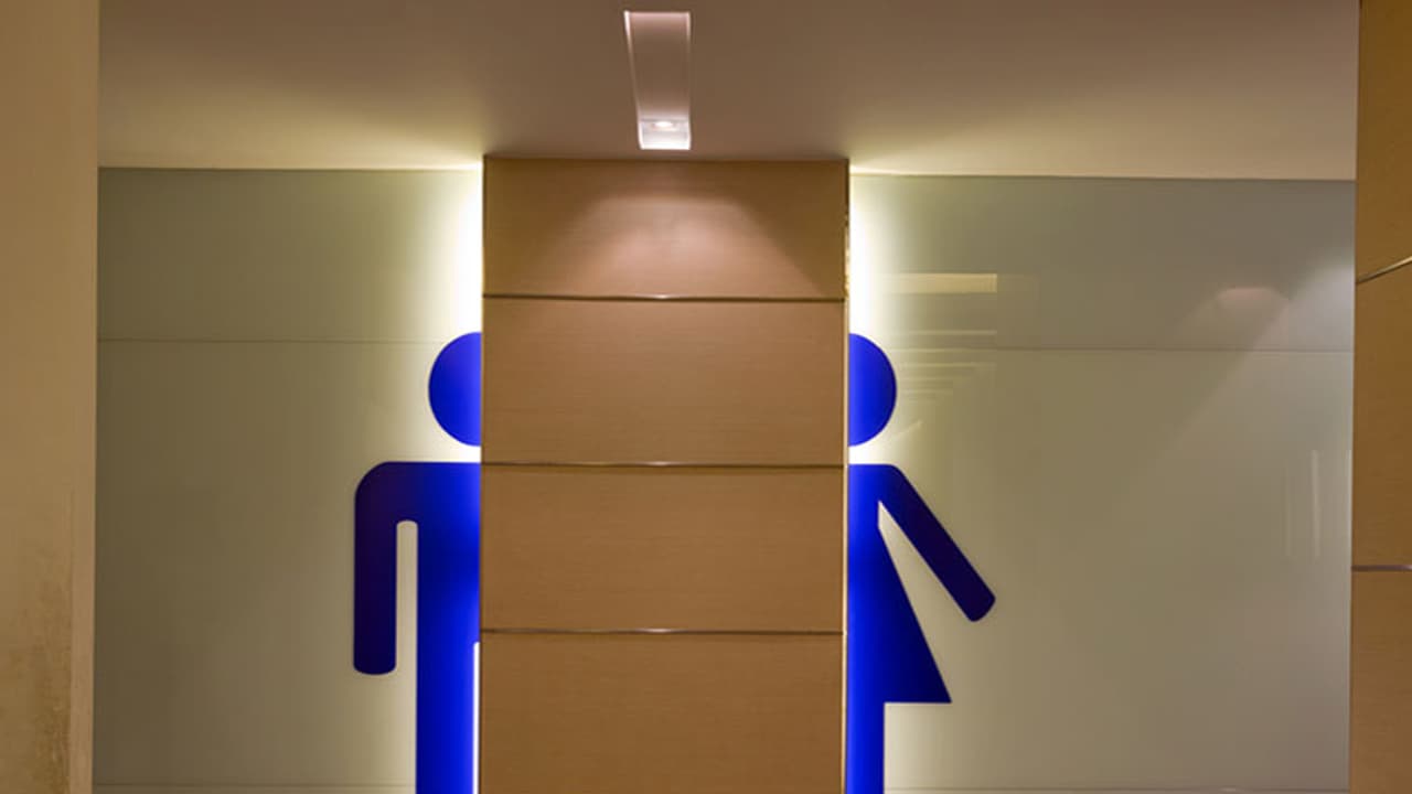 দীর্ঘক্ষণ রাস্তায় কাজ, রাস্তার শৌচালয় বা বাথরুম ব্যবহার করতে বাধ্য হচ্ছেন, জেনে রাখুন কয়েকটি নিয়ম