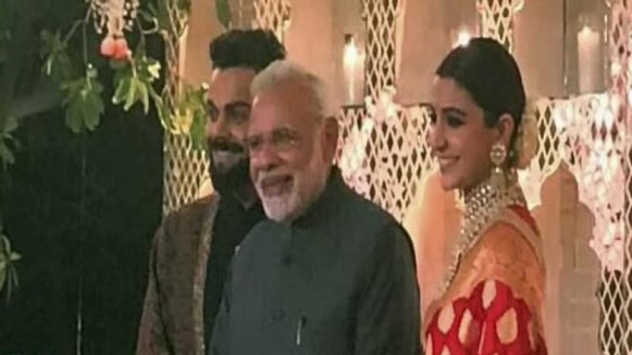 விராத் அனுஷ்கா திருமண வரவேற்பில் பிரதமர் மோடி சிகார் தவானுடன் பஞ்சாபி நடனமாடிய அனுஷ்கா விராத் அனுஷ்கா திருமண வரவேற்பில் பிரதமர் மோடி சிகார் தவானுடன் பஞ்சாபி நடனமாடிய அனுஷ்கா