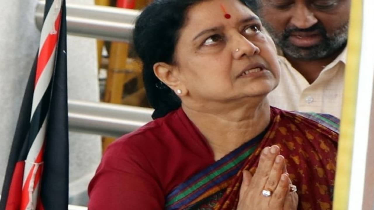 சசியை விடாத பரப்பன அக்ரஹாரா சிறை.. வேறு சிறைக்கு மாற்ற கோரிய மனு தள்ளுபடி..!! சசியை விடாத பரப்பன அக்ரஹாரா சிறை.. வேறு சிறைக்கு மாற்ற கோரிய மனு தள்ளுபடி..!!