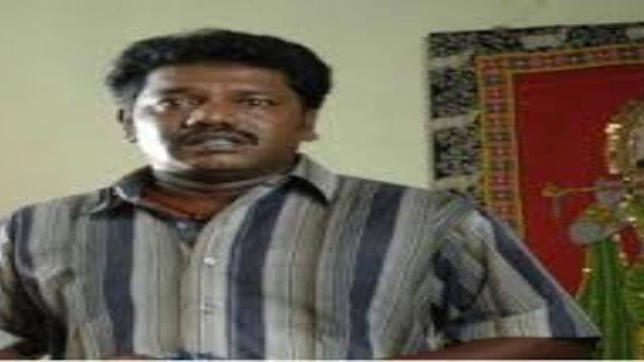 கருணாஸ் கார் மீது செருப்பு வீசி... தாக்கிய பொதுமக்கள்... கருணாஸ் கார் மீது செருப்பு வீசி... தாக்கிய பொதுமக்கள்...