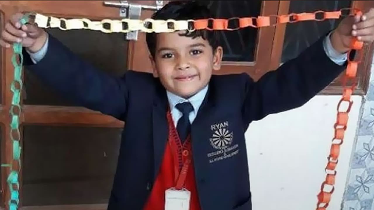 പ്രദ്യുമ്നന്റെ കൊലപാതകം; പൊലീസ് ഉദ്യോഗസ്ഥര്രുടെ ബാങ്ക് വിവരങ്ങള് തേടി സിബിഐ പ്രദ്യുമ്നന്റെ കൊലപാതകം; പൊലീസ് ഉദ്യോഗസ്ഥര്രുടെ ബാങ്ക് വിവരങ്ങള് തേടി സിബിഐ