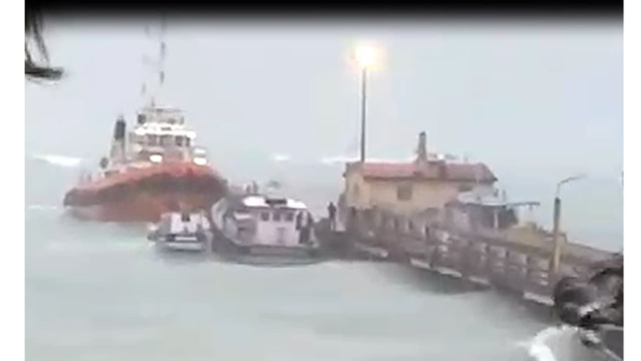 ಮಂಗಳೂರಿನಿಂದ ಹೊರಟಿದ್ದ 2 ಹಡಗುಗಳು ಮುಳುಗಡೆ ಮಂಗಳೂರಿನಿಂದ ಹೊರಟಿದ್ದ 2 ಹಡಗುಗಳು ಮುಳುಗಡೆ