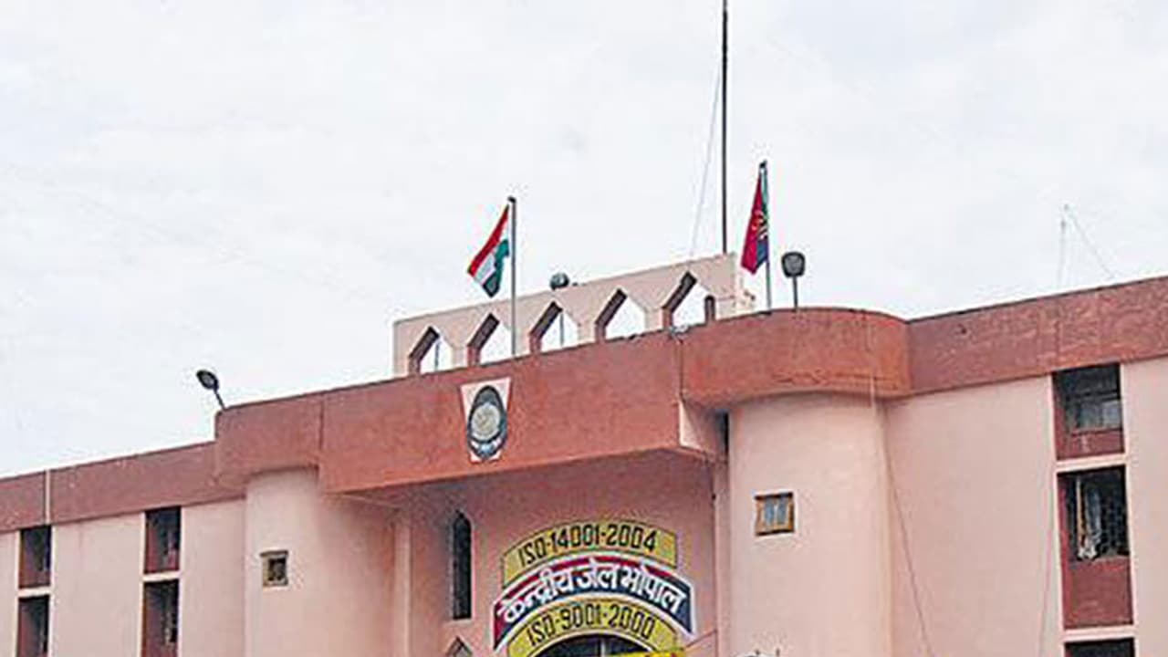 8 SIMI activists escape from Bhopal jail, 1 guard killed 8 SIMI activists escape from Bhopal jail, 1 guard killed