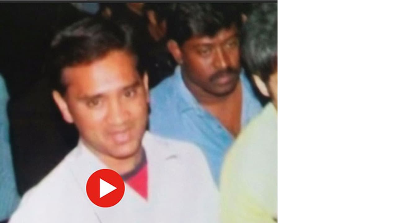 ఈ పోకిరి అబ్బాయి అమ్మాయిని ఎలా వేధించాడంటే (వీడియో) ఈ పోకిరి అబ్బాయి అమ్మాయిని ఎలా వేధించాడంటే (వీడియో)