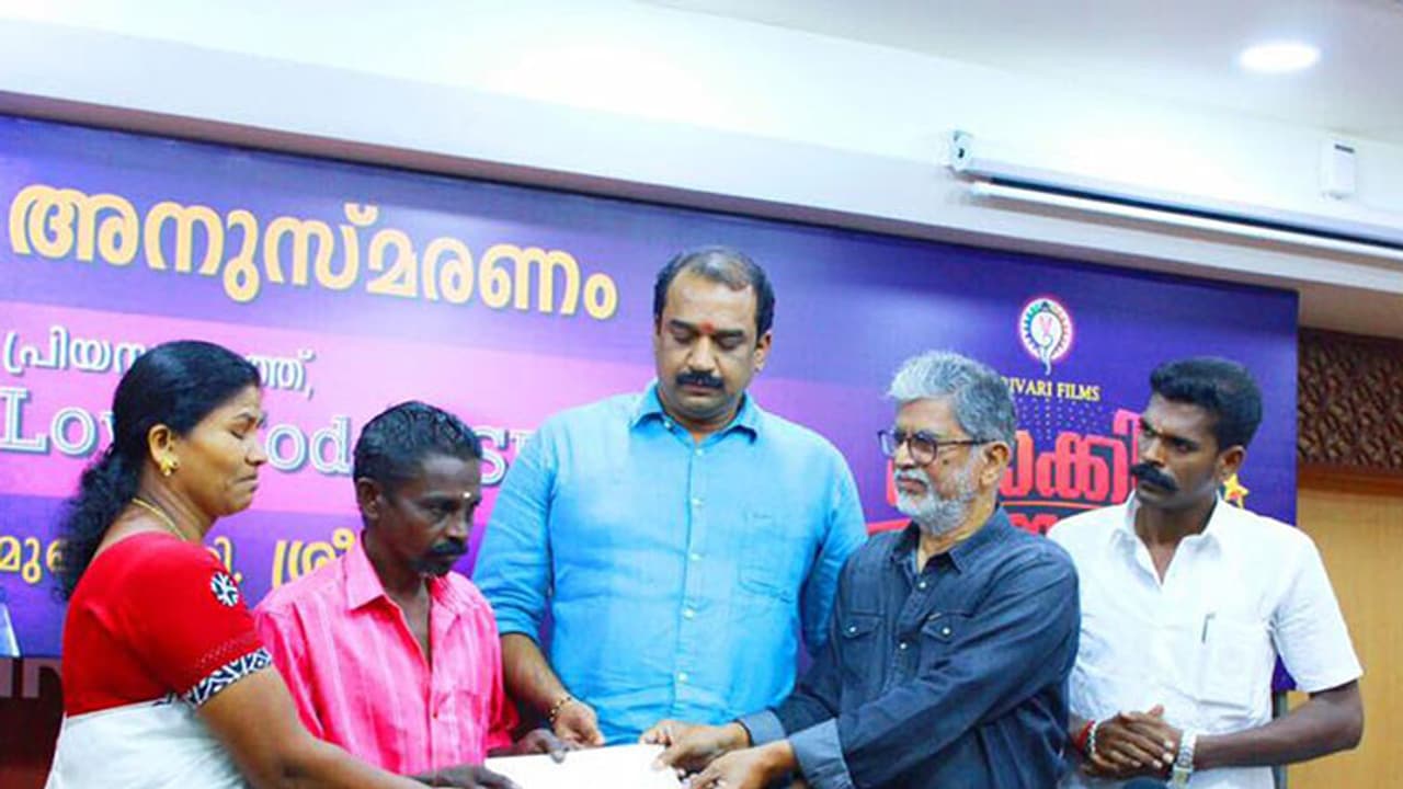 വാഹനാപകടത്തില് മരിച്ച ആരാധകന് ആദരവുമായി വിജയ്യുടെ പിതാവ് വാഹനാപകടത്തില് മരിച്ച ആരാധകന് ആദരവുമായി വിജയ്യുടെ പിതാവ്