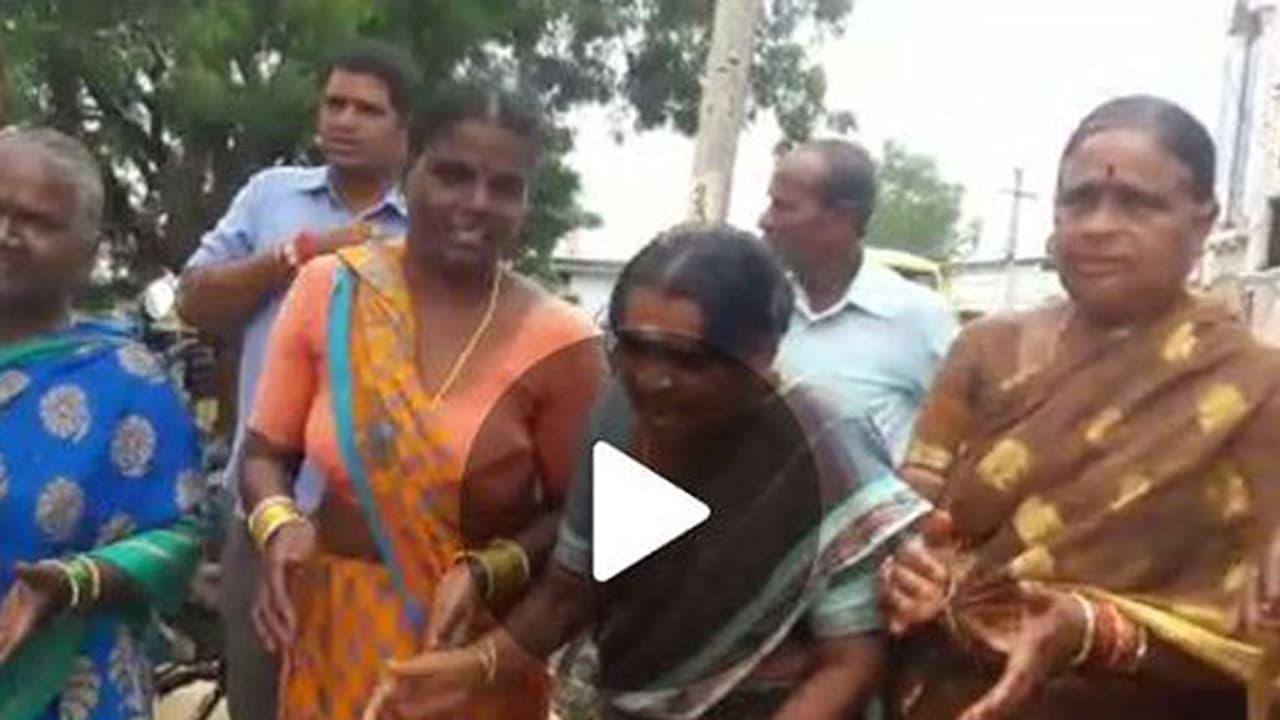 ఈ బతుకమ్మ చీరల పాట దుమ్ము రేపింది (వీడియో) ఈ బతుకమ్మ చీరల పాట దుమ్ము రేపింది (వీడియో)