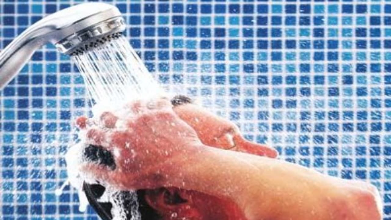 இரவில் "இப்படி குளித்தால்" என்ன ஆகும் தெரியுமா..? ட்ரை பண்ணி தான் பாருங்களேன்..! இரவில் "இப்படி குளித்தால்" என்ன ஆகும் தெரியுமா..? ட்ரை பண்ணி தான் பாருங்களேன்..!