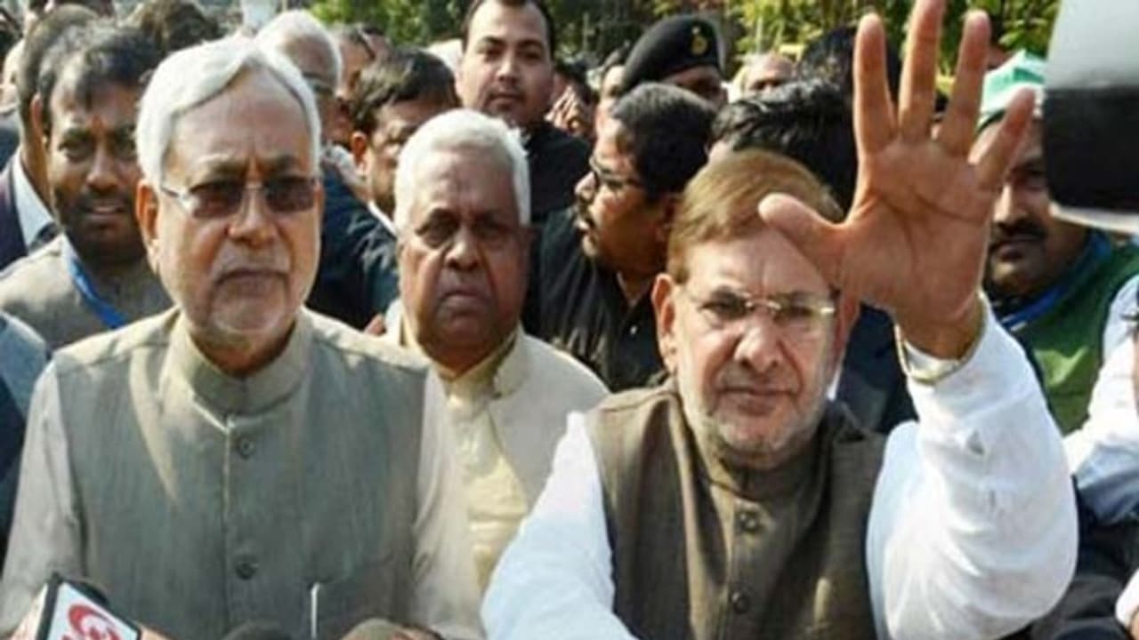 "பாஜகவுடன் நிதீஷ்குமார் கூட்டணி வைத்துக் கொண்டதில் எனக்கு உடன்பாடில்லை" சரத் யாதவ் அதிருப்தி!! "பாஜகவுடன் நிதீஷ்குமார் கூட்டணி வைத்துக் கொண்டதில் எனக்கு உடன்பாடில்லை" சரத் யாதவ் அதிருப்தி!!