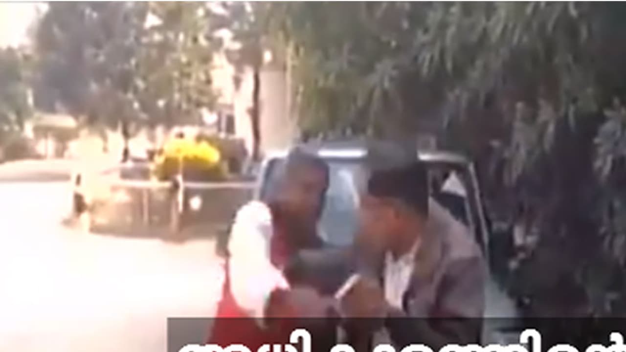 ട്രാന്സ്പോര്ട്ട് ഓഫീസറെ പരസ്യമായി തല്ലിയ ബിജെപി നേതാവ് അറസ്റ്റില് ട്രാന്സ്പോര്ട്ട് ഓഫീസറെ പരസ്യമായി തല്ലിയ ബിജെപി നേതാവ് അറസ്റ്റില്