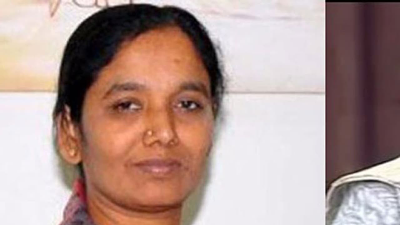 డ్వాక్రా రుణమాఫీపై బహిరంగ చర్చకు సిద్ధమా:జగన్ కు మంత్రి పరిటాల సునీత సవాల్ డ్వాక్రా రుణమాఫీపై బహిరంగ చర్చకు సిద్ధమా:జగన్ కు మంత్రి పరిటాల సునీత సవాల్