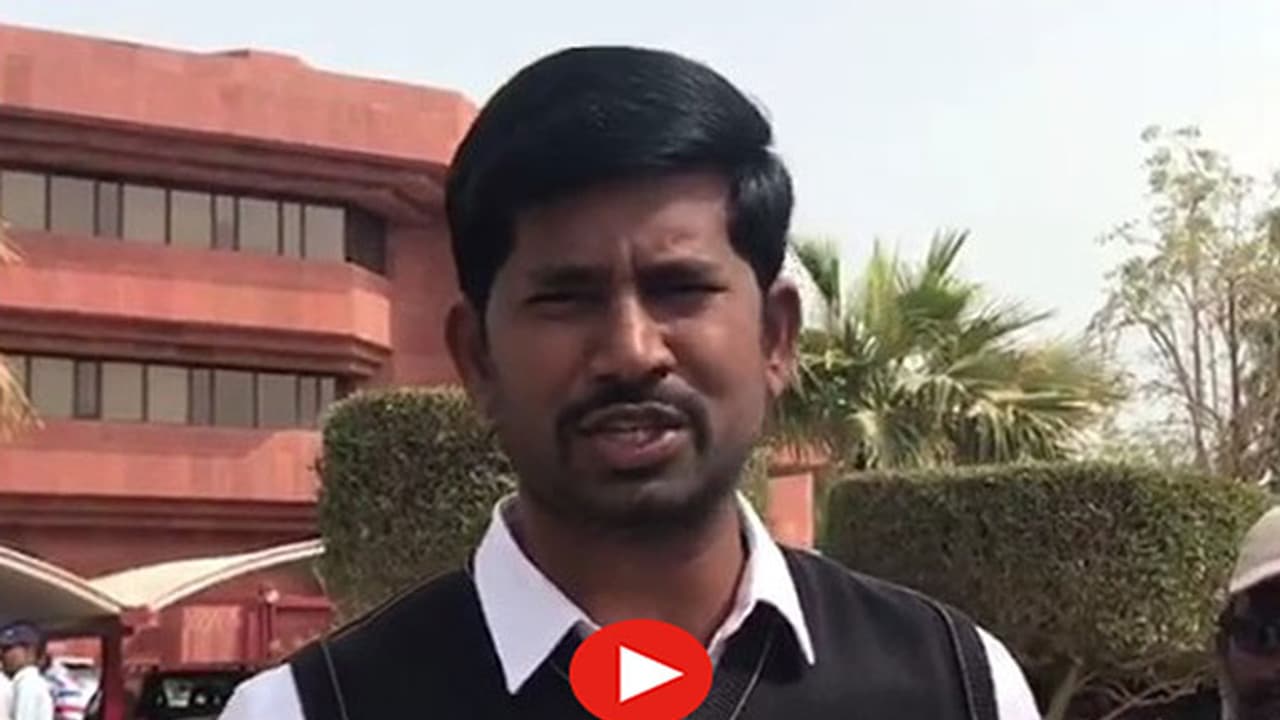 కేటిఆర్.. నువ్వు ఎంజాయ్ చేస్తే సరిపోద్దా? (వీడియో) కేటిఆర్.. నువ్వు ఎంజాయ్ చేస్తే సరిపోద్దా? (వీడియో)