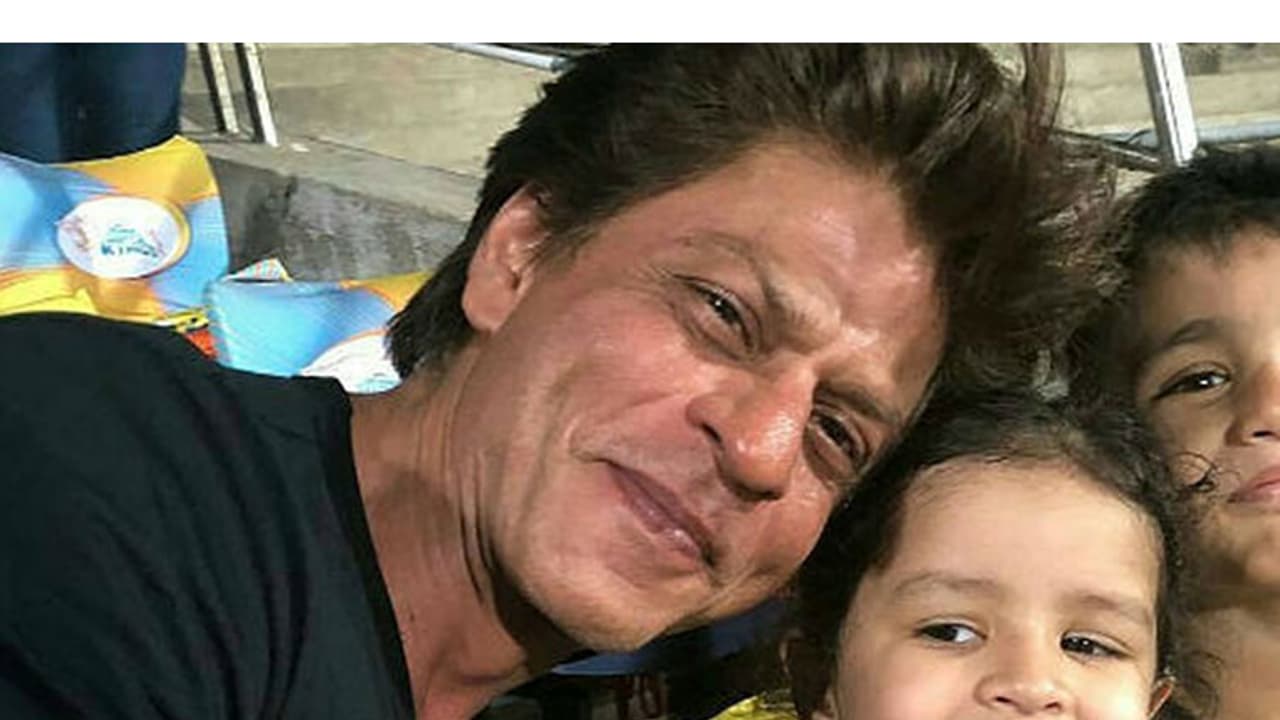 കുഞ്ഞ് സിവയ്ക്കൊപ്പം ഷാരൂഖ് ഖാന്; ചിത്രങ്ങള് വൈറല് കുഞ്ഞ് സിവയ്ക്കൊപ്പം ഷാരൂഖ് ഖാന്; ചിത്രങ്ങള് വൈറല്