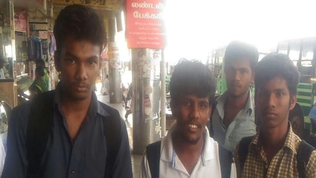 பாடலின் சத்தத்தை குறையுங்கள்...! சத்தத்தை குறைக்க முடியாது...! பயணிகள் அரசு பேருந்து ஓட்டுநர் வாக்குவாதம்! பாடலின் சத்தத்தை குறையுங்கள்...! சத்தத்தை குறைக்க முடியாது...! பயணிகள் அரசு பேருந்து ஓட்டுநர் வாக்குவாதம்!