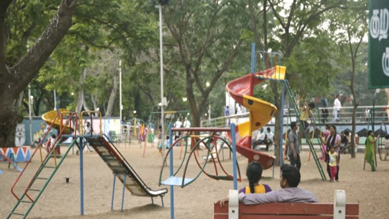 சென்னை பூங்காவில் காதலர்கள் மாறி மாறி கத்திக்குத்து..! பதறி ஓட்டம் பிடித்த மக்கள்..! சென்னை பூங்காவில் காதலர்கள் மாறி மாறி கத்திக்குத்து..! பதறி ஓட்டம் பிடித்த மக்கள்..!