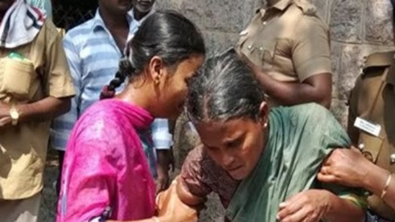 உயிர விட நிலமே பெரிசு! மண்ணெண்ணெய் எடுத்துக்கிட்டு ஆட்சியர் அலுவலகம் சென்ற தாய் மகள்! உயிர விட நிலமே பெரிசு! மண்ணெண்ணெய் எடுத்துக்கிட்டு ஆட்சியர் அலுவலகம் சென்ற தாய் மகள்!