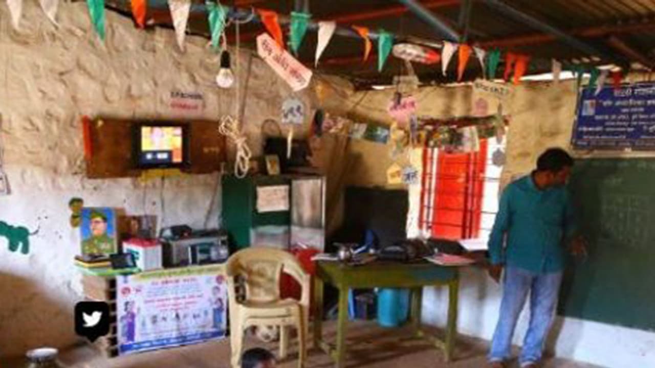 ಒಬ್ಬನಿಗಾಗಿ ನಿತ್ಯ 50 ಕಿ.ಮೀ ಸಂಚರಿಸುವ ಶಿಕ್ಷಕ ಒಬ್ಬನಿಗಾಗಿ ನಿತ್ಯ 50 ಕಿ.ಮೀ ಸಂಚರಿಸುವ ಶಿಕ್ಷಕ