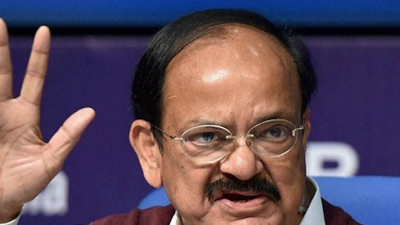 ಆಪ್ತರ ಬಳಿ ದುಃಖ ತೋಡಿಕೊಂಡ ವೆಂಕಯ್ಯ ನಾಯ್ಡು ಆಪ್ತರ ಬಳಿ ದುಃಖ ತೋಡಿಕೊಂಡ ವೆಂಕಯ್ಯ ನಾಯ್ಡು