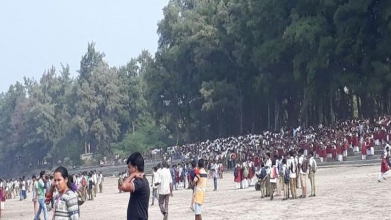 40 பள்ளிக் குழந்தைகள் சென்ற படகு கடலில் மூழ்கியது; 4 மாணவர்கள் உடல் மீட்பு மும்பையில் பரிதாபம்..! 40 பள்ளிக் குழந்தைகள் சென்ற படகு கடலில் மூழ்கியது; 4 மாணவர்கள் உடல் மீட்பு மும்பையில் பரிதாபம்..!