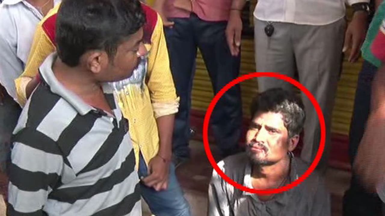 ಮೊಬೈಲ್ ಕದ್ದು ಪರಾರಿಯಾಗುತ್ತಿದ್ದ ಚಾಲಾಕಿ ಕಳ್ಳನಿಗೆ ಬಿತ್ತು ಭರ್ಜರಿ ಗೂಸಾ ಮೊಬೈಲ್ ಕದ್ದು ಪರಾರಿಯಾಗುತ್ತಿದ್ದ ಚಾಲಾಕಿ ಕಳ್ಳನಿಗೆ ಬಿತ್ತು ಭರ್ಜರಿ ಗೂಸಾ