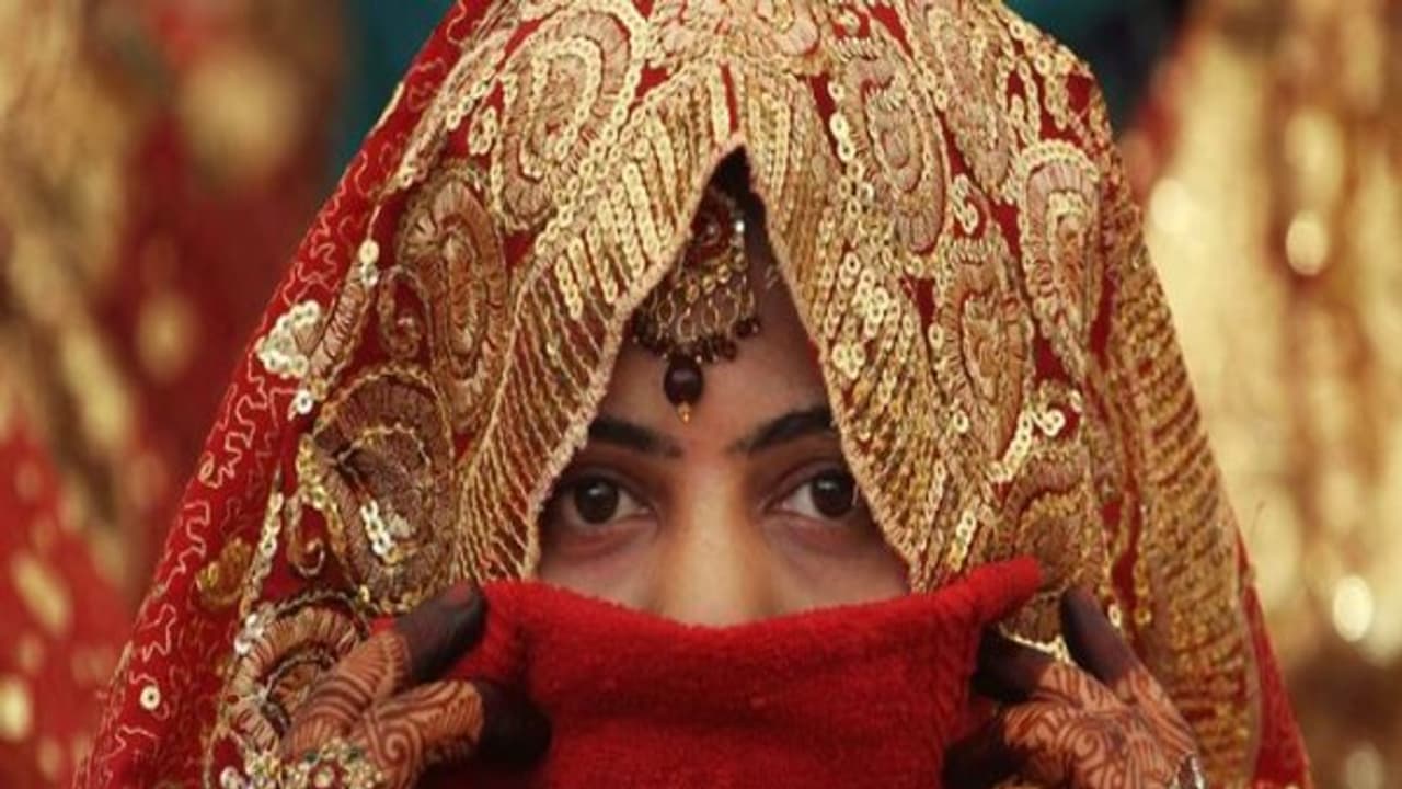 திருமணமாகி 10 நாளில் மனைவியை நண்பர்களுக்கு விருந்தாக்கிய கணவன்... ஒரு நாள் முழுவது வைத்து சீரழித்த கொடுமை! திருமணமாகி 10 நாளில் மனைவியை நண்பர்களுக்கு விருந்தாக்கிய கணவன்... ஒரு நாள் முழுவது வைத்து சீரழித்த கொடுமை!