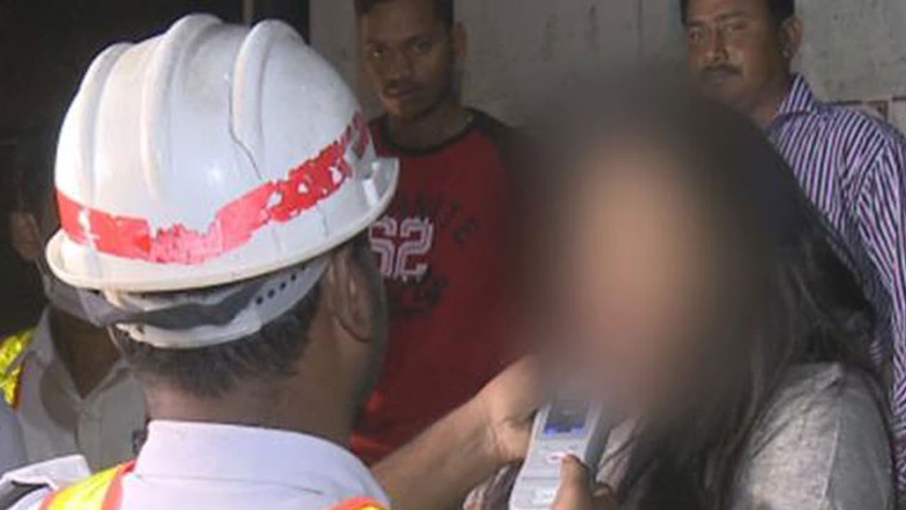 మద్యం సేవించి కారు డ్రైవింగ్.... పోలీసు పై మహిళ వీరంగం మద్యం సేవించి కారు డ్రైవింగ్.... పోలీసు పై మహిళ వీరంగం