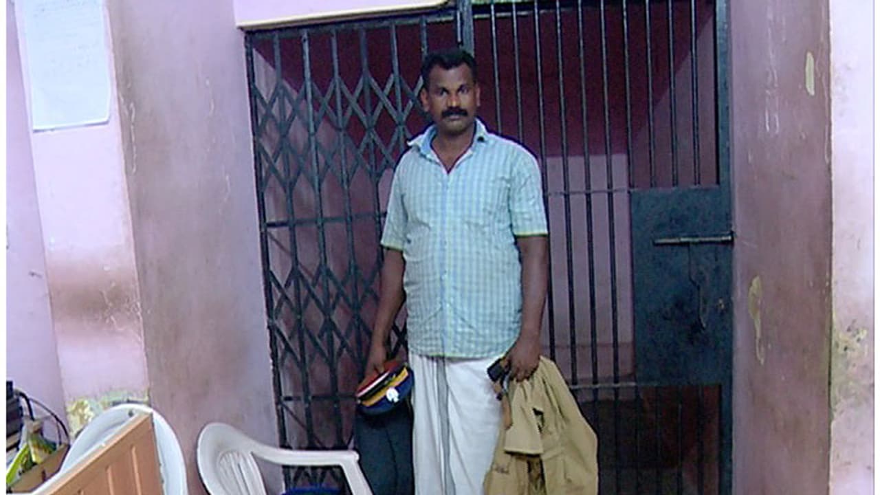 സിനിമ തലയ്ക്കു പിടിച്ചു, പൊലീസ് വേഷത്തില്‍ കറക്കം 'ആക്ഷന്‍ ഹീറോ ബിജു' പിടിയില്‍