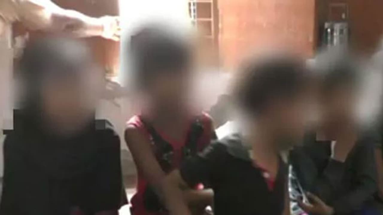 അവള് ഷാളില് കുരുങ്ങുന്നത് കണ്ട് അവര് ചിതറിയോടി, എട്ടുവയസുകാരിയ്ക്ക് ദാരുണാന്ത്യം അവള് ഷാളില് കുരുങ്ങുന്നത് കണ്ട് അവര് ചിതറിയോടി, എട്ടുവയസുകാരിയ്ക്ക് ദാരുണാന്ത്യം