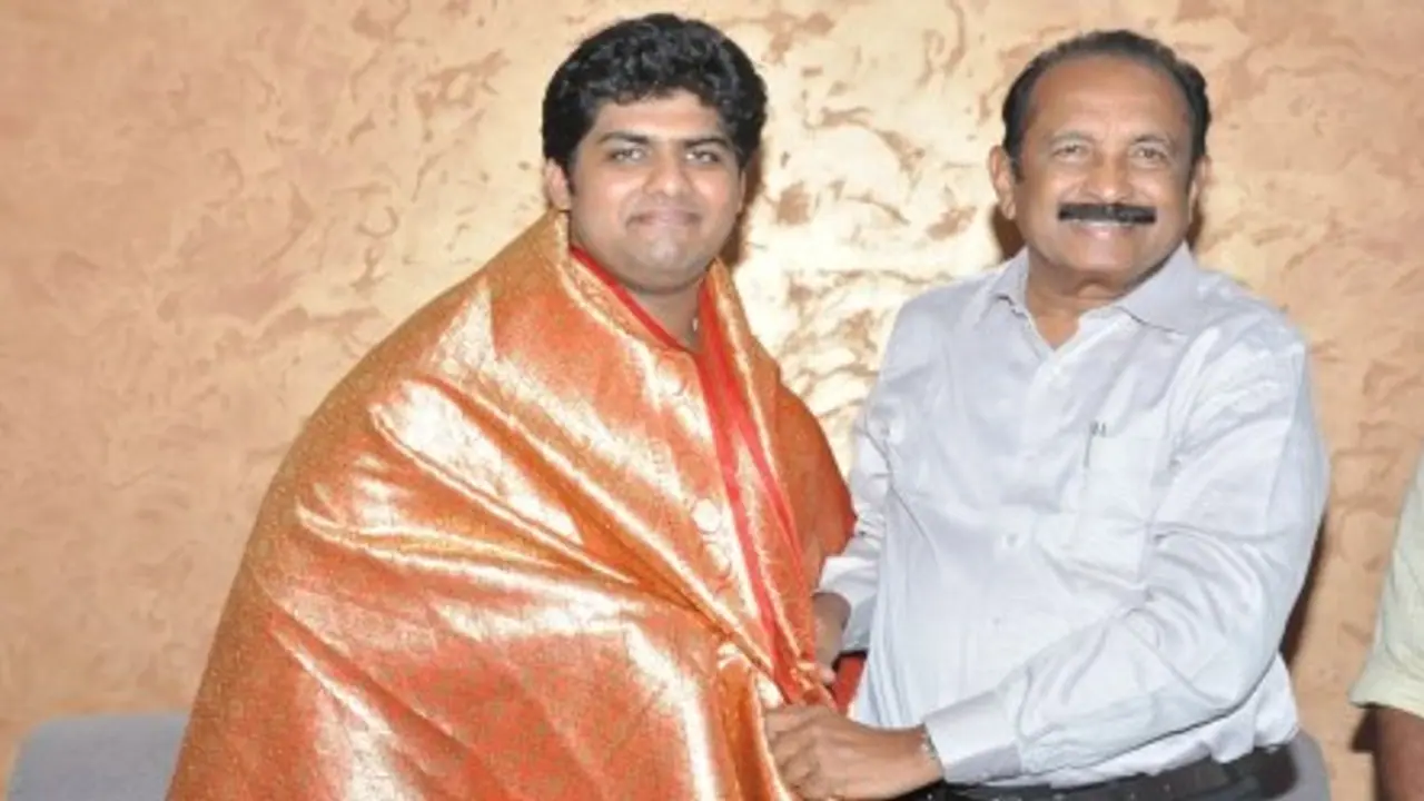 ஐஏஎஸ் தேர்வில் தமிழகத்தில் முதலிடம் பெற்ற பிரதாப் முருகன் வைகோ நேரில் பாராட்டு ஐஏஎஸ் தேர்வில் தமிழகத்தில் முதலிடம் பெற்ற பிரதாப் முருகன் வைகோ நேரில் பாராட்டு