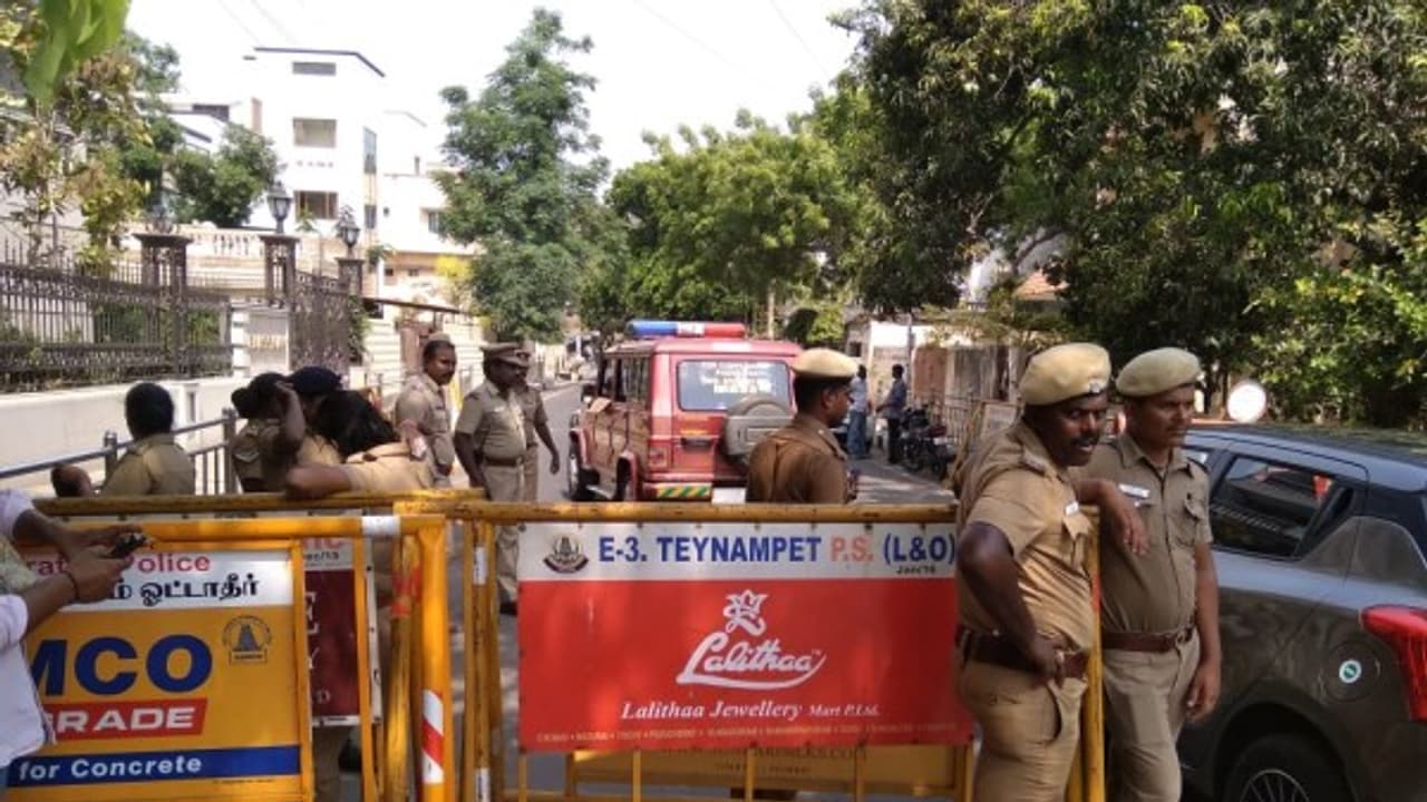 ஜெயலலிதாவை ஆஹா ஓஹோ... எடப்பாடிக்கு சப்போர்ட்டு... நன்றிக்கடனாக போயஸ் கார்டனுக்கு உச்சகட்ட பாதுகாப்பு!? ஜெயலலிதாவை ஆஹா ஓஹோ... எடப்பாடிக்கு சப்போர்ட்டு... நன்றிக்கடனாக போயஸ் கார்டனுக்கு உச்சகட்ட பாதுகாப்பு!?