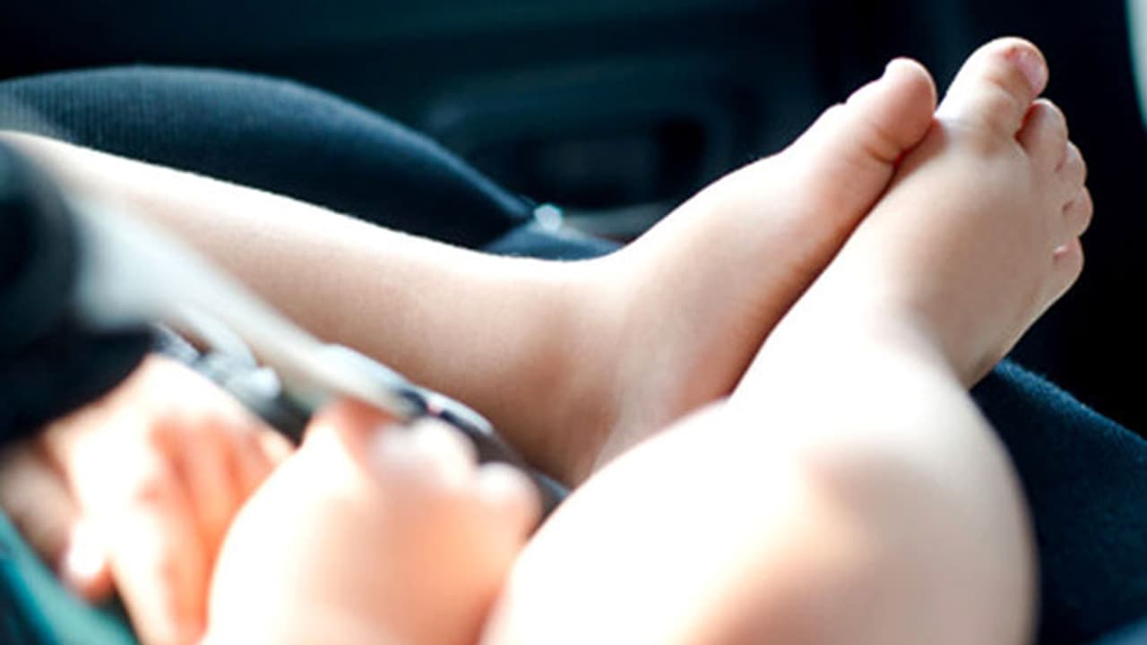 മോഷ്‍ടിച്ച കാറില്‍ കുഞ്ഞ്, തിരികെയെത്തി അമ്മയെ ഉപദേശിച്ച് കാറുമായി വീണ്ടും കടന്ന് കള്ളന്‍!