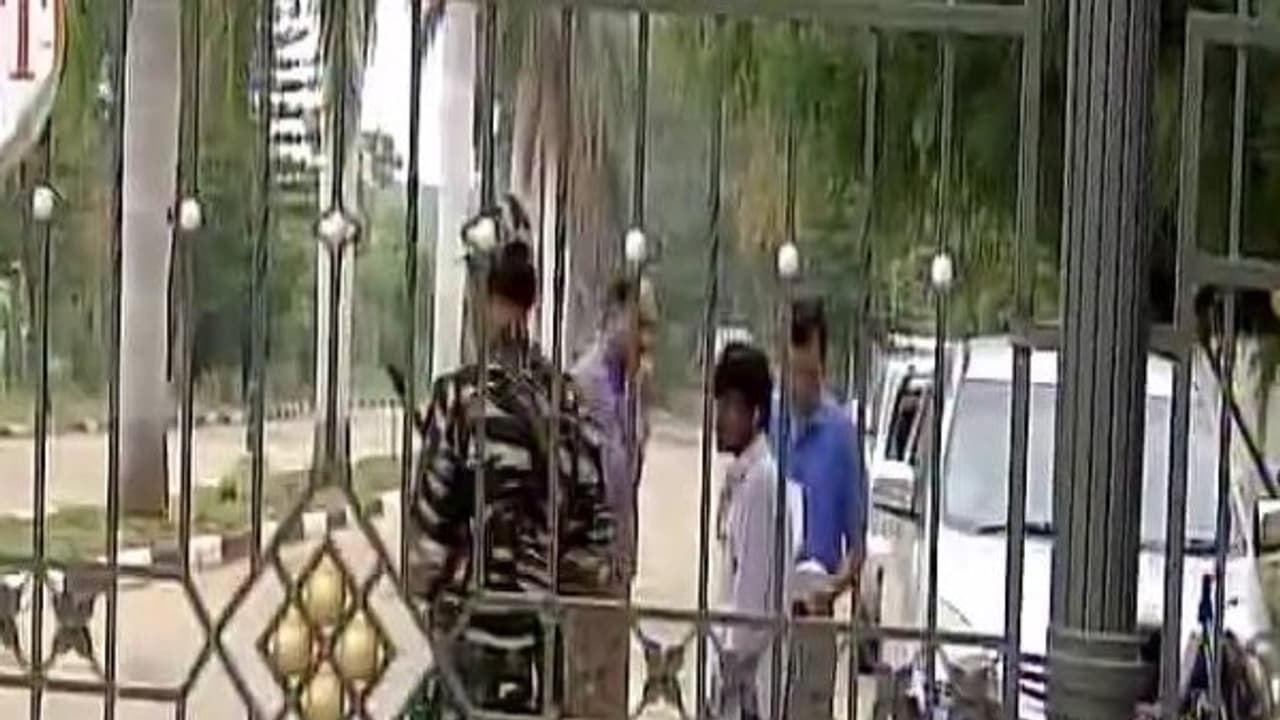 குஜராத் எம்எல்ஏக்கள் தங்க வைக்கப்பட்டுள்ள பெங்களூரு ஹோட்டலில் திடீர் ரெய்டு!!! வருமான வரித்துறை அதிரடி!!