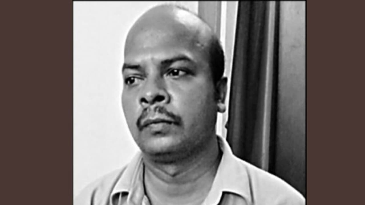 ரூ.14 இலட்சம் நிவாரண நிதியை திருடி தனது மனைவியின் வங்கிக் கணக்கில் பதுக்கிய வருவாய் ஆய்வாளர் கைது... ரூ.14 இலட்சம் நிவாரண நிதியை திருடி தனது மனைவியின் வங்கிக் கணக்கில் பதுக்கிய வருவாய் ஆய்வாளர் கைது...