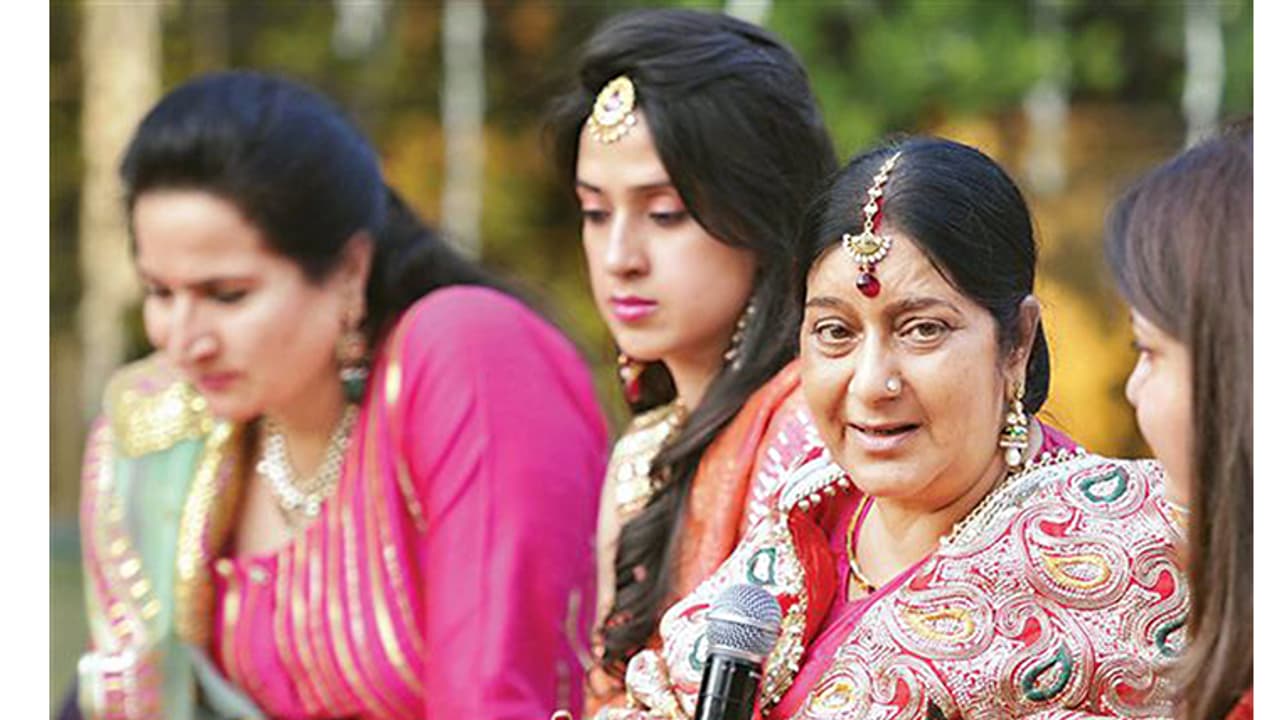 ಪತಿಯ ದೀರ್ಘಾಯುಷ್ಯಕ್ಕಾಗಿ ಕರ್ವಾಚೌತ್ ಆಚರಿಸಿದ ಸುಷ್ಮಾ ಸ್ವರಾಜ್ ಪತಿಯ ದೀರ್ಘಾಯುಷ್ಯಕ್ಕಾಗಿ ಕರ್ವಾಚೌತ್ ಆಚರಿಸಿದ ಸುಷ್ಮಾ ಸ್ವರಾಜ್