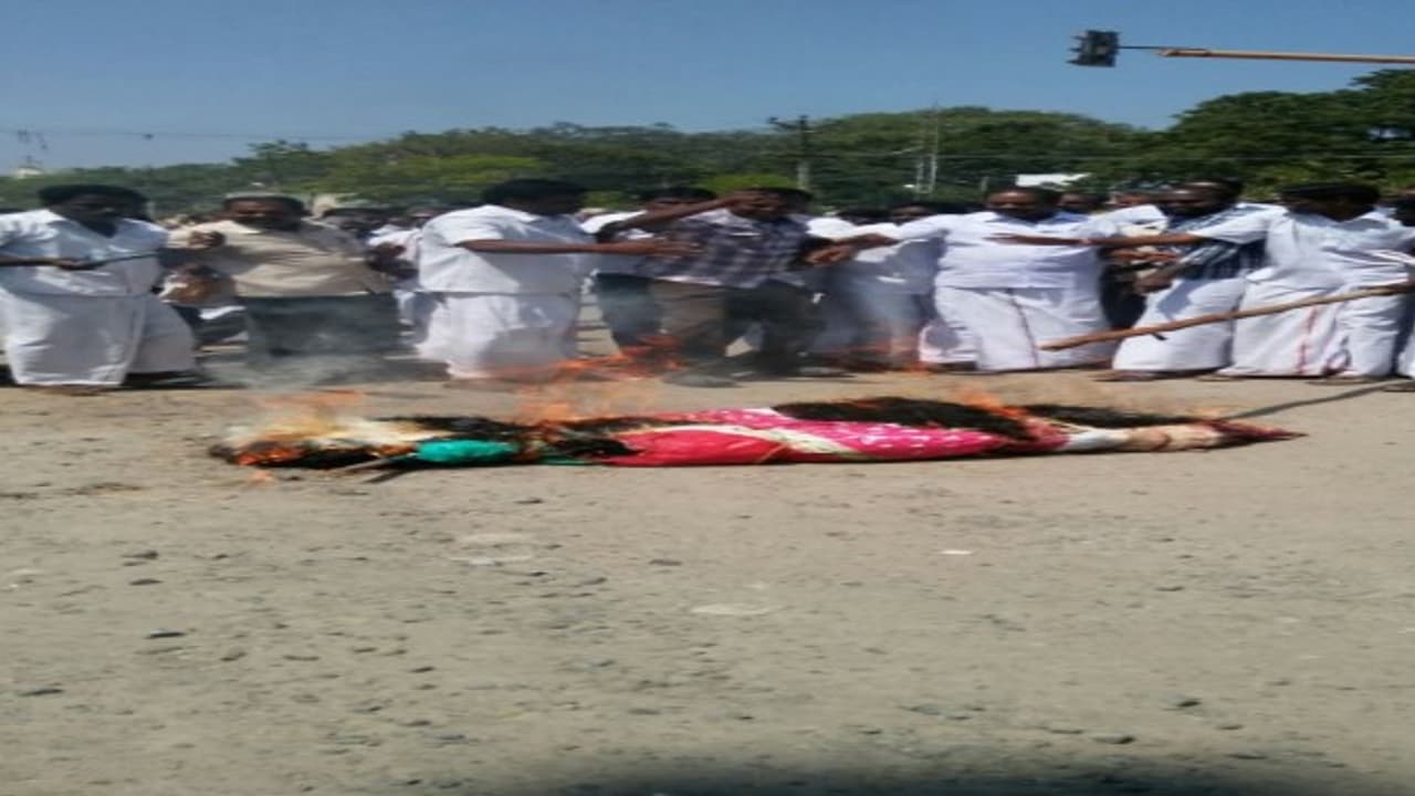 உருட்டுக் கட்டைத் தாக்குதலில் இறங்கிய தீபா – சசிகலா ஆதரவாளர்கள்… உருட்டுக் கட்டைத் தாக்குதலில் இறங்கிய தீபா – சசிகலா ஆதரவாளர்கள்…