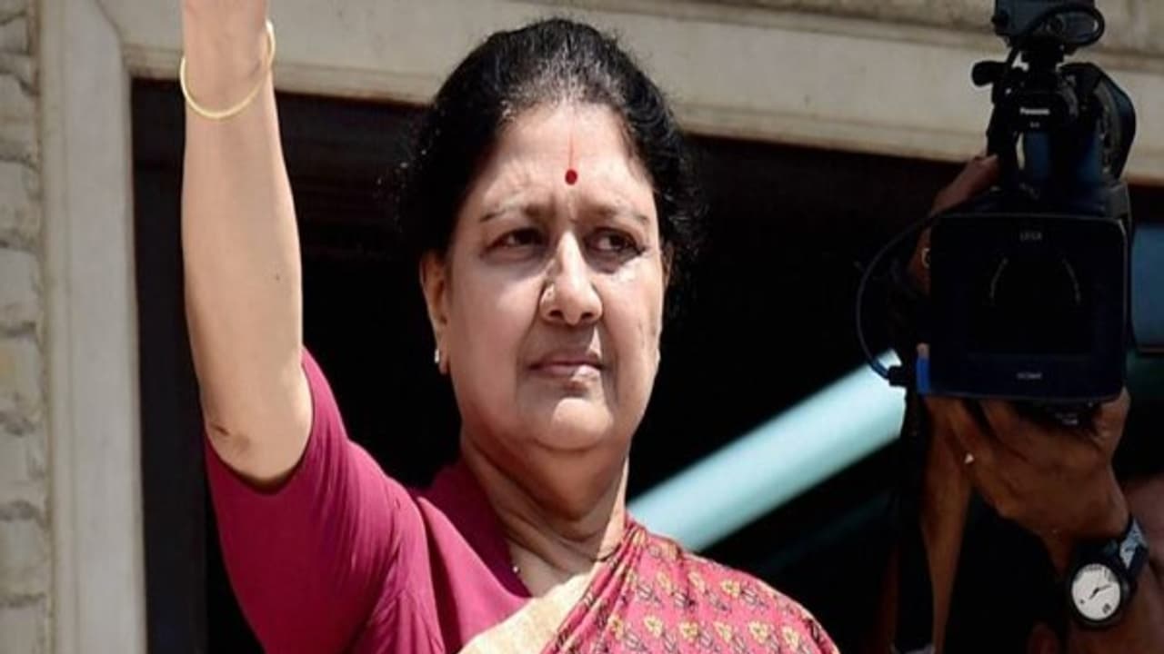 சசிகலா சீராய்வு மனு இன்று விசாரணை இல்லை வழக்கில் இருந்து நீதிபதி விலகல்...? சசிகலா சீராய்வு மனு இன்று விசாரணை இல்லை வழக்கில் இருந்து நீதிபதி விலகல்...?