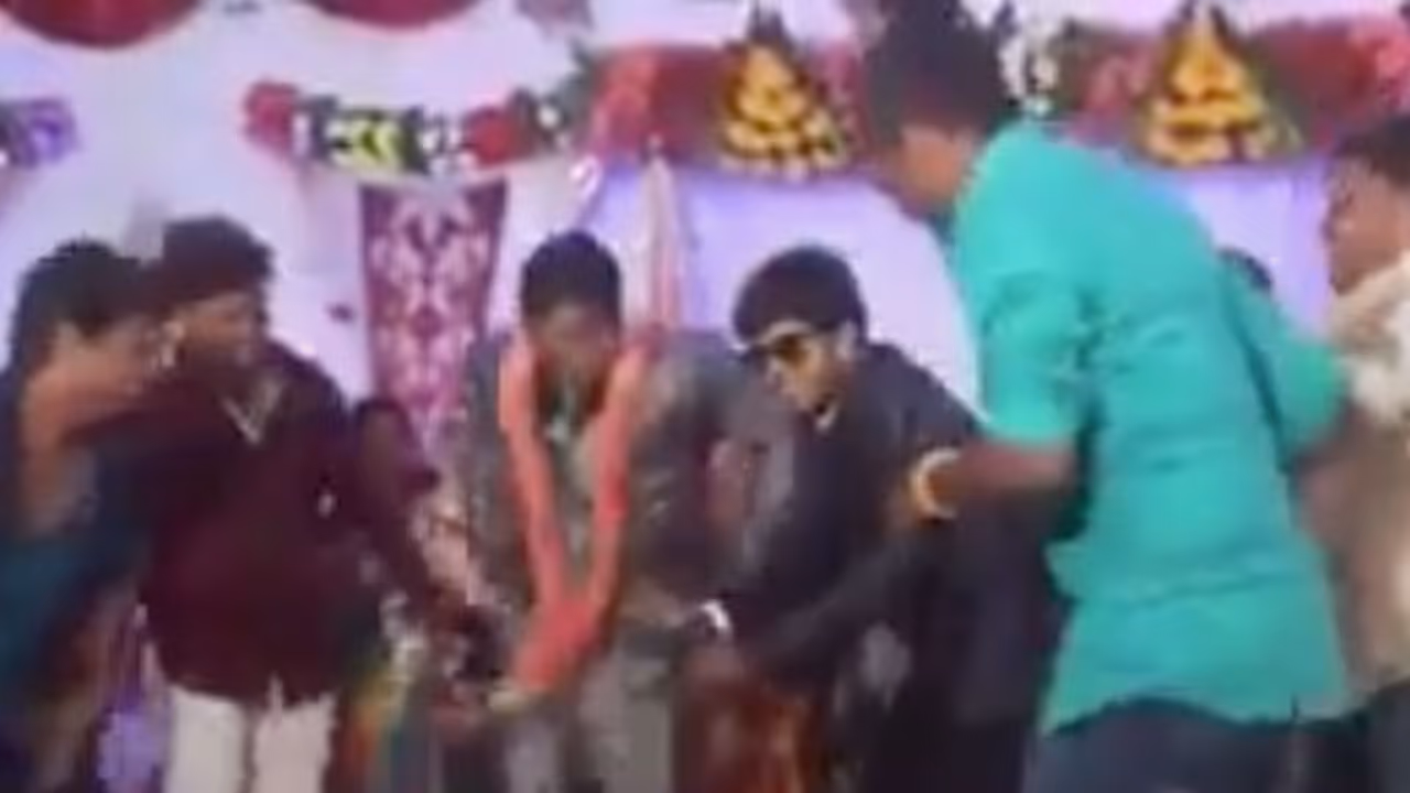 Video: When groom forgets the bride and starts dancing with friends Video: When groom forgets the bride and starts dancing with friends