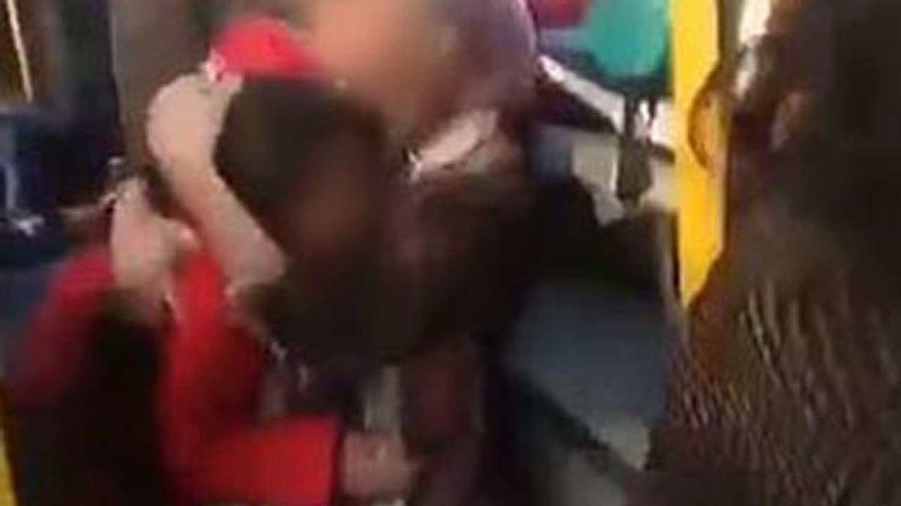 പദ്മാവതിനെതിരെ പ്രതിഷേധം; കല്ലേറില് നിസ്സാഹായരായി വിദ്യാര്ത്ഥികള് പദ്മാവതിനെതിരെ പ്രതിഷേധം; കല്ലേറില് നിസ്സാഹായരായി വിദ്യാര്ത്ഥികള്