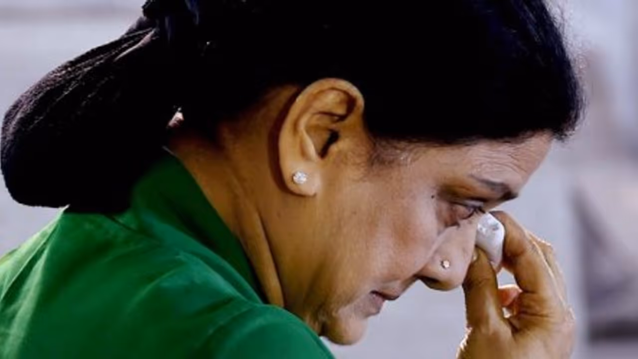 50 நிமிடம் தீவிர விசாரணை... – சசிகலா மீது குற்றசாட்டு பதிவு...!!! 50 நிமிடம் தீவிர விசாரணை... – சசிகலா மீது குற்றசாட்டு பதிவு...!!!