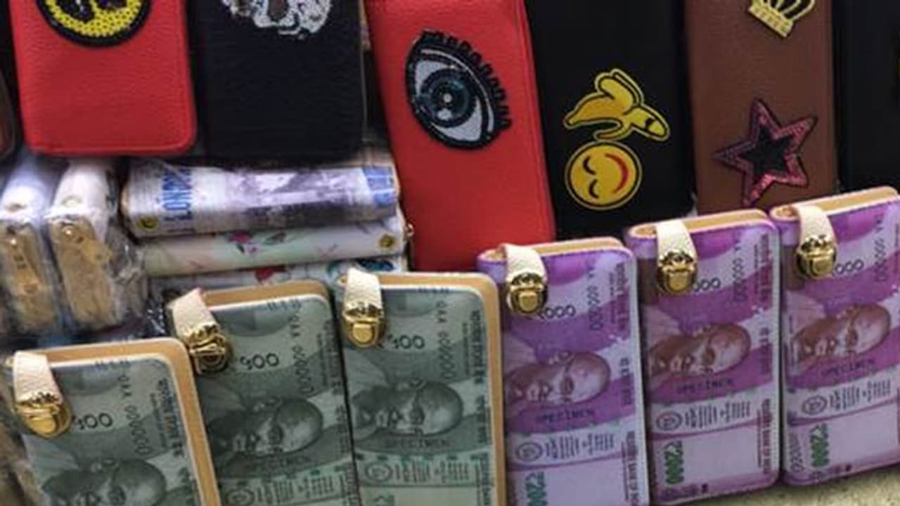 2000 ರೂ. 500 ರೂ. ಚಿತ್ರವಿರುವ ಪರ್ಸ್ ಮಾರುಕಟ್ಟೆಗೆ ತಂದ ಚೀನಾ: ಭಾರತದ ಹೊಸ ನೋಟಿನಲ್ಲೂ ಲಾಭ ಮಾಡಿಕೊಳ್ಳಲು ಪ್ಲಾನ್ 2000 ರೂ. 500 ರೂ. ಚಿತ್ರವಿರುವ ಪರ್ಸ್ ಮಾರುಕಟ್ಟೆಗೆ ತಂದ ಚೀನಾ: ಭಾರತದ ಹೊಸ ನೋಟಿನಲ್ಲೂ ಲಾಭ ಮಾಡಿಕೊಳ್ಳಲು ಪ್ಲಾನ್