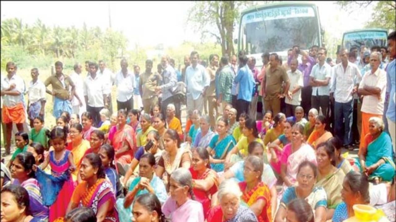 குடிநீர் கேட்டு 100 க்கும் மேற்பட்ட பெண்கள் சாலை மறியல்; இரண்டு மணி நேரம் போக்குவரத்து பாதிப்பு... குடிநீர் கேட்டு 100 க்கும் மேற்பட்ட பெண்கள் சாலை மறியல்; இரண்டு மணி நேரம் போக்குவரத்து பாதிப்பு...