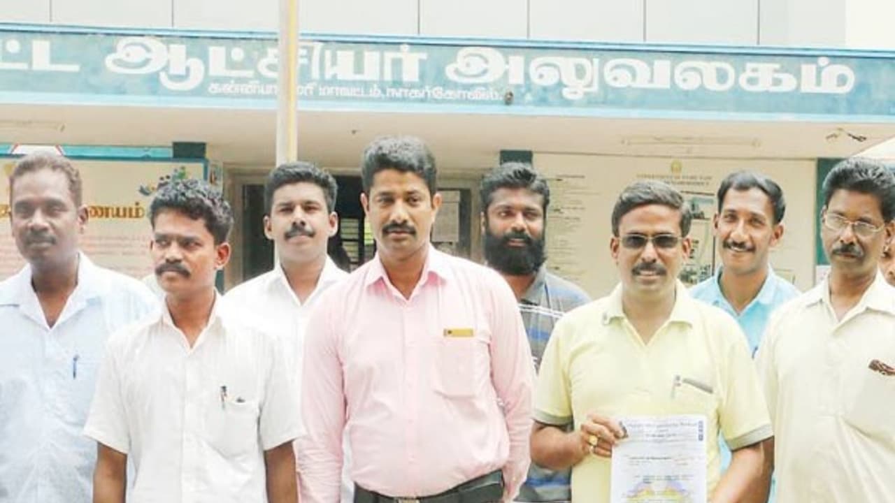 அரசு மருத்துவமனையில் அதிகம் பேர் இறக்காமல் இருக்க இதை செய்தே ஆகணும் ஆட்சியரிடம் கோரிக்கை மனு... அரசு மருத்துவமனையில் அதிகம் பேர் இறக்காமல் இருக்க இதை செய்தே ஆகணும் ஆட்சியரிடம் கோரிக்கை மனு...