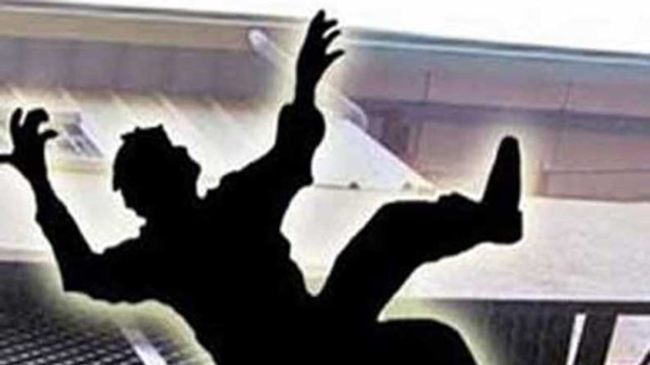 4 வது மாடியில் இருந்து கீழே விழுந்த பிரபல நடிகர்...! ஆபத்தான நிலையில் மருத்துவமனையில் அனுமதி..! 4 வது மாடியில் இருந்து கீழே விழுந்த பிரபல நடிகர்...! ஆபத்தான நிலையில் மருத்துவமனையில் அனுமதி..!