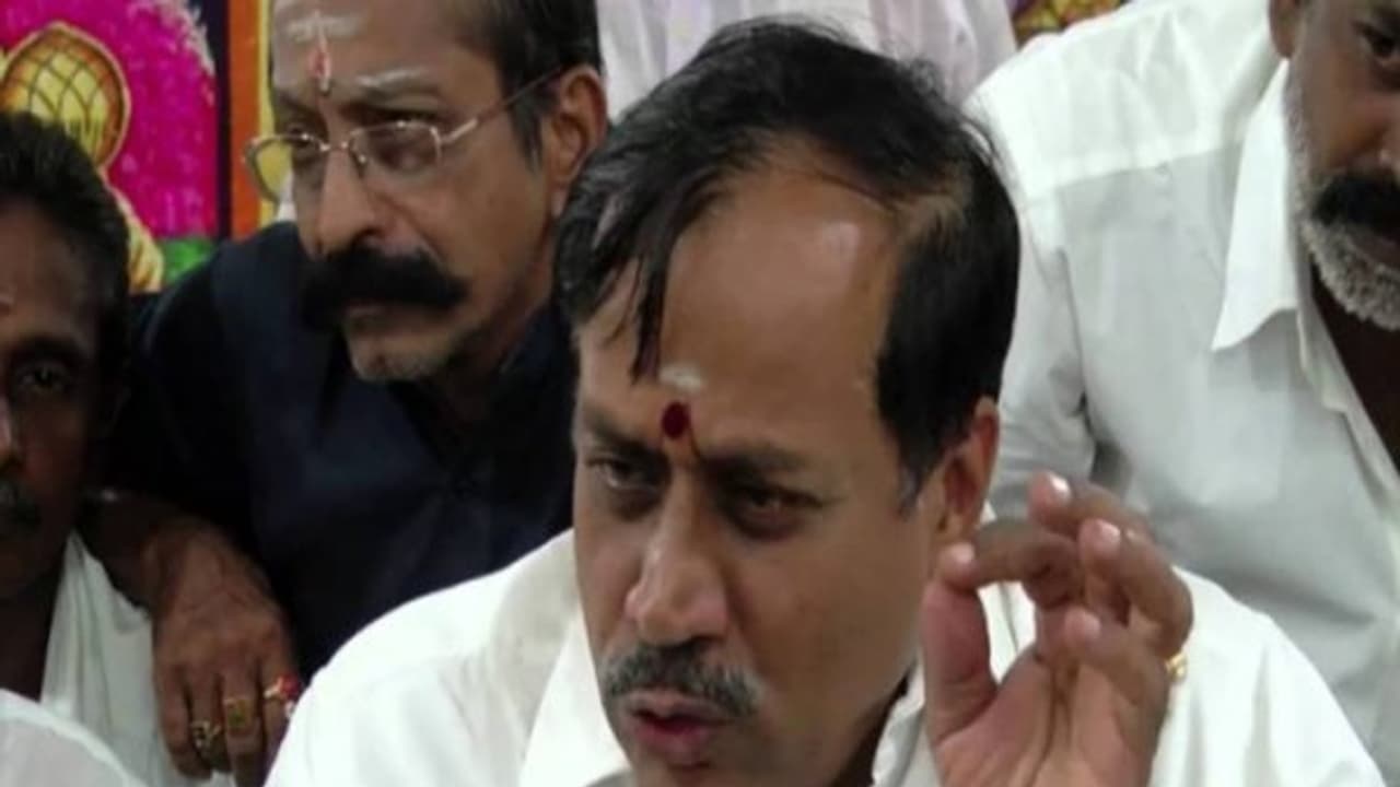 அவரு என்ன இந்து மதத்தின் அத்தாரிட்டியா? நாங்களும் இந்துதான்! ஹெச்.ராஜா மீது புகார் கொடுத்த வழக்கறிஞர்கள்! அவரு என்ன இந்து மதத்தின் அத்தாரிட்டியா? நாங்களும் இந்துதான்! ஹெச்.ராஜா மீது புகார் கொடுத்த வழக்கறிஞர்கள்!