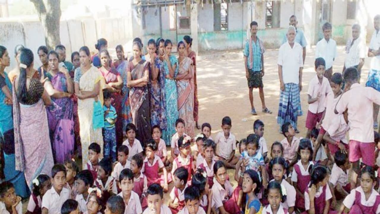 பள்ளிக்கூடத்தை முற்றுகையிட்டு மாணவர்கள் மற்றும் மக்கள் போராட்டம்… பள்ளிக்கூடத்தை முற்றுகையிட்டு மாணவர்கள் மற்றும் மக்கள் போராட்டம்…