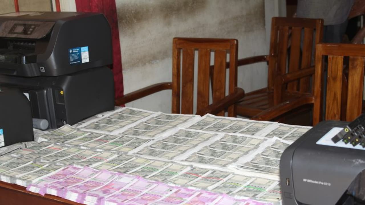 ಪೊಲೀಸ್ ಬೇಟೆ: ಬೆಳಗಾವಿಯಲ್ಲಿ 1.81 ಕೋಟಿ ಕಳ್ಳನೋಟು ವಶ ಪೊಲೀಸ್ ಬೇಟೆ: ಬೆಳಗಾವಿಯಲ್ಲಿ 1.81 ಕೋಟಿ ಕಳ್ಳನೋಟು ವಶ